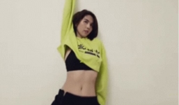 Ngọc Trinh khoe clip sexy, dân tình lại chú ý chi tiết lạ