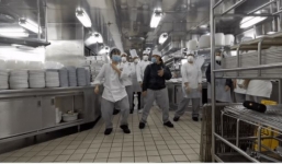 Bị cách ly trên 'ổ dịch' corona lớn thứ 2, video 'giết thời gian' của các thủy thủ gây bão