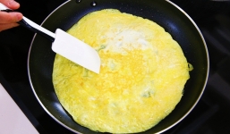 Mẹo tráng trứng mịn mỏng và thơm ngon không phải ai cũng biết