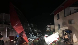 Yên Bái: Mưa đá khiến nhiều nhà dân tốc mái, xe máy đổ la liệt