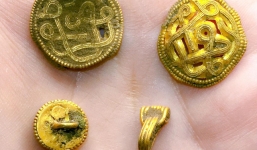 Đào được kho báu đầy vàng và ngọc trai, điều bất ngờ nằm ở phía sau