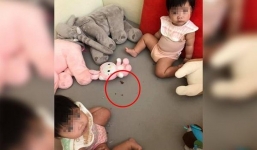 Thấy con ngồi bất động, mẹ trẻ khóc ngất khi phát hiện sự thật