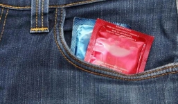 Phát hiện 'vật thể lạ' trong túi con trai nhỏ, mẹ bất ngờ làm điều khó tin