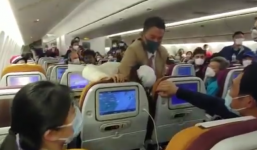 Nữ hành khách ho thẳng vào tiếp viên vì muốn xuống máy bay gây phẫn nộ