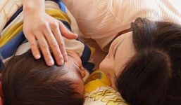 Thấy con kêu khóc rồi bất động, bố mẹ khóc ngất khi biết sự thật