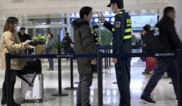 Uống thuốc hạ sốt để qua cửa sân bay, cặp chị em nhiễm Covid-19 bị bỏ tù