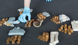 Tân trang lại chiếc piano cũ, sốc nặng khi phát hiện kho báu hàng chục tỷ