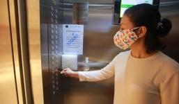 Giữa đại dịch virus corona, dân chung cư dùng tăm bấm thang máy