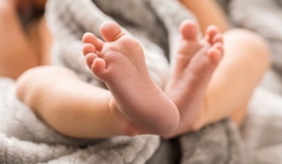 Bé 2 tháng tuổi bất động khi mẹ vừa rời đi 10 phút, bàng hoàng khi biết sự thật