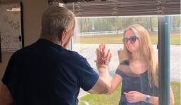 Rơi nước mắt cảnh ông cháu nhìn nhau qua cửa kính cách ly