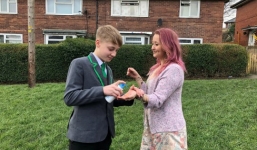 Thấy con bỏ học về giữa buổi, mẹ khóc ngất khi biết sự thật