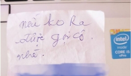 Cáu tiết vì ô tô đỗ chắn lối đi, nữ tài xế sốc nặng với mảnh giấy để lại