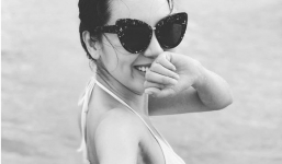 Khoe ảnh nóng bỏng trên bãi biển, Phương Linh để lộ chi tiết bất thường