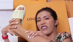 Minh Tú đập hộp loạt đồ hiệu bạn trai tặng, choáng váng với siêu phẩm bên trong