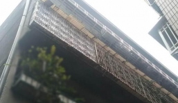 Phát hiện mùi lạ từ phòng con trai, mẹ già kinh hãi phát hiện sự thật