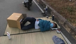 Hình ảnh các bác sĩ ngủ vạ vật ngoài sảnh cách ly gây xúc động