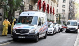 Xe chở người già nhiễm Covid-19 bị ném đá gây phẫn nộ