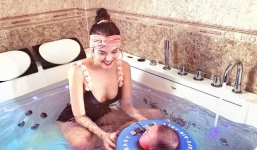 Khoe ảnh cùng con trong bồn tắm, Lan Khuê lại gây nhức mắt với vòng 1