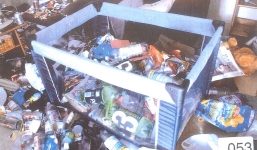 Thấy cháu bất động trong đống rác, bà khóc ngất khi phát hiện sự thật