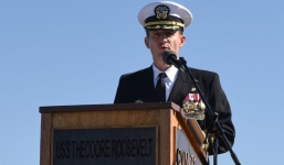 Viết thư kêu cứu vì tàu sân bay nhiễm Covid-19, thuyền trưởng Mỹ mất chức