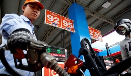 Tin tức giá xăng dầu mới nhất hôm nay 12/4: Chạm đáy lịch sử