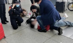 Clip nữ bác sĩ mạo hiểm bỏ khẩu trang hô hấp cho người lạ trên đường gây xôn xao