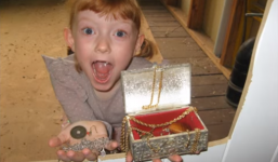 Bé gái 7 tuổi phát hiện bản đồ kho báu và sự thật khó tin phía sau