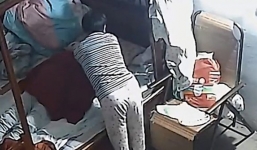 Mẹ già qua đời, kiểm tra camera mới sững sờ phát hiện sự thật