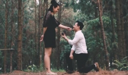 Nhạc sĩ 'Nồng nàn Hà Nội' cầu hôn bạn gái 'yêu nữ' bằng nhẫn kim cương khủng