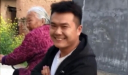 Sự thật phía sau bức ảnh cụ bà 92 tuổi đạp xe chở cháu 30 tuổi đi chơi