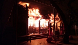 Một ngôi đền ở Hà Nội bùng cháy dữ dội trước Tết Đoan ngọ