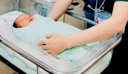 Bé sơ sinh bị bỏ rơi dưới hố gas đã tử vong 