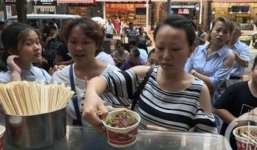 Tìm được nhẫn cầu hôn 10 tỷ, chàng trai chơi lớn mua 5000 tô mỳ đãi cả thành phố