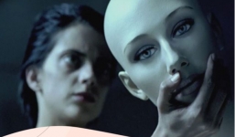 Phát điên khi thường xuyên nhìn thấy người lạ trong nhà và sự thật bàng hoàng phía sau