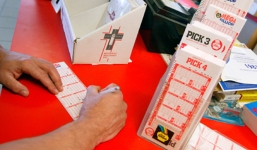 Người đàn ông số đỏ nhất năm trúng số 2 triệu USD vì nhầm lẫn của thu ngân