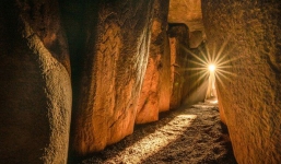 Khám phá mộ cổ hoàng tử 3.200 năm tuổi, vô tình phát hiện phong tục hôn phối rợn người