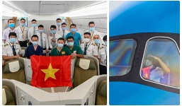 Loạt hình ảnh chuyến bay rời Hà Nội đón 120 người mắc Covid-19 về Việt Nam gây xúc động mạnh