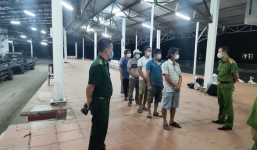 6 ngư dân đi bộ vòng đường biển ra Huế để trốn cách ly