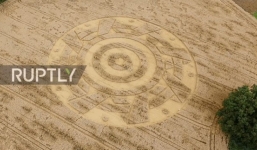 Vòng tròn hoa văn tinh xảo khổng lồ đầy bí ẩn bất ngờ xuất hiện trên cánh đồng ngũ cốc chỉ sau một đêm