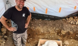 Đi dạo trên cánh đồng hoang, sướng run người khi tìm thấy kho báu cổ niên đại 3.000 năm 