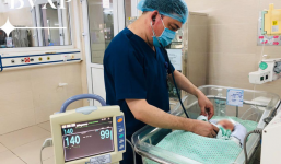 Tình trạng sức khoẻ mới nhất của bé sơ sinh bị bỏ rơi trong khe tường