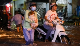 Mưa lớn khiến Sài Gòn 'chìm' trong biển nước, giao thông tê liệt