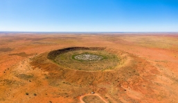 Ngỡ ngàng khi phát hiện hố thiên thạch khổng lồ gấp 5 lần miệng núi lửa, niên đại 100 triệu năm