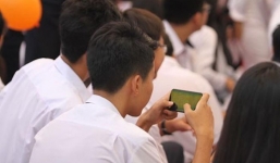 Học sinh được phép dùng điện thoại di động trong giờ học từ 1/11