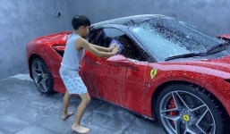 Quý tử đầu lòng của Hồ Ngọc Hà 'tự xử' xế sang bạc tỷ của Cường Đôla khiến dân tình tròn mắt