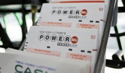 Người đàn ông số đỏ nhất năm: 2 lần trúng độc đắc vì nuôi 1 dãy số suốt 12 năm