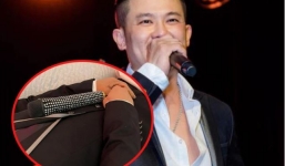 Nghẹn ngào hình ảnh chiếc micro đặt ngay ngắn trước ngực cố nghệ sĩ Vân Quang Long