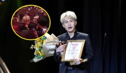 Giữa lúc Hoài Linh đang phỏng vấn, chủ nhân 'Sóng Gió' có hành động tinh tế được dân tình vỗ tay rần rần