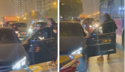 Hết màn đánh ghen trên phố Lý Nam Đế lại đến màn đánh ghen trên Mercedes ở Lê Văn Lương