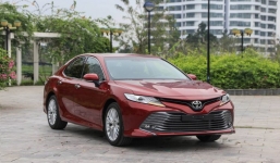 Toyota Camry chễm chệ trên ngôi vương khiến Honda Accord 'vuốt mặt' chẳng kịp